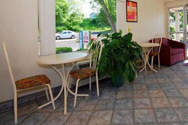 Econo Lodge Youngstown (Austintown)
